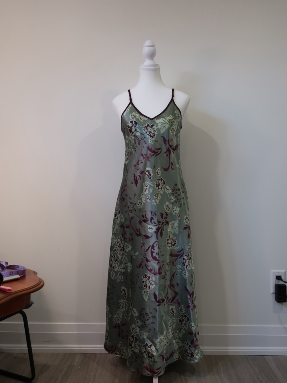 Halston Green V-Neck Spaghetti Strap
Satin-Finish Maxi Dress - Small